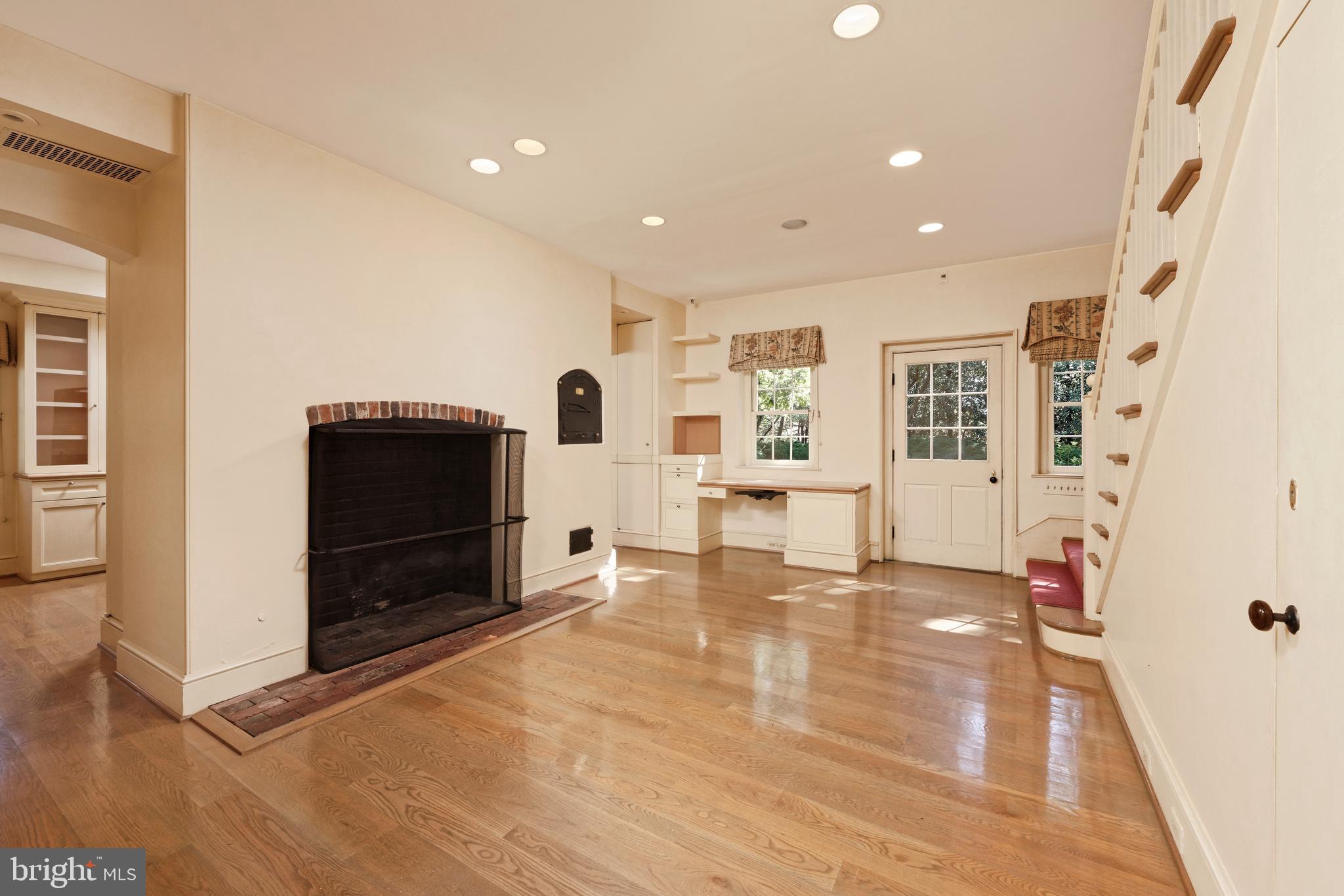 607 Oronoco Street Alexandria, VA 22314 - Photo 8 of 41 Breakfast room and back staircase