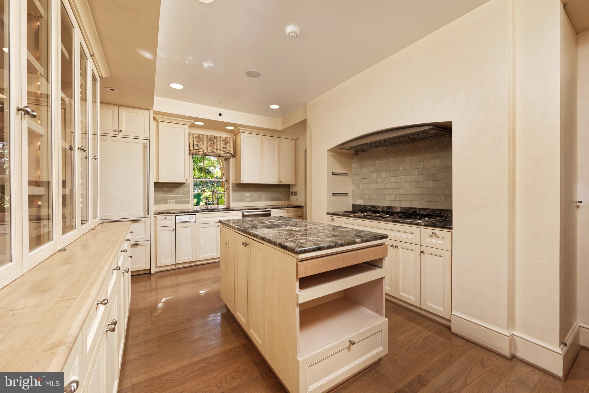 607 Oronoco Street Alexandria, VA 22314 - Photo 10 of 41 Double ovens and gas range