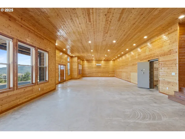 a view of a livingroom with an empty space