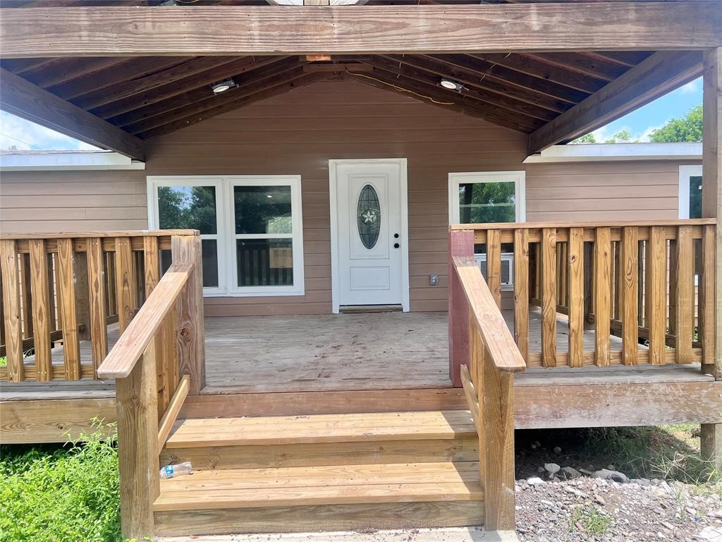 9115 Puritan Way Rosharon, TX 77583 - Photo 2 of 9 a view of small house with wooden floor