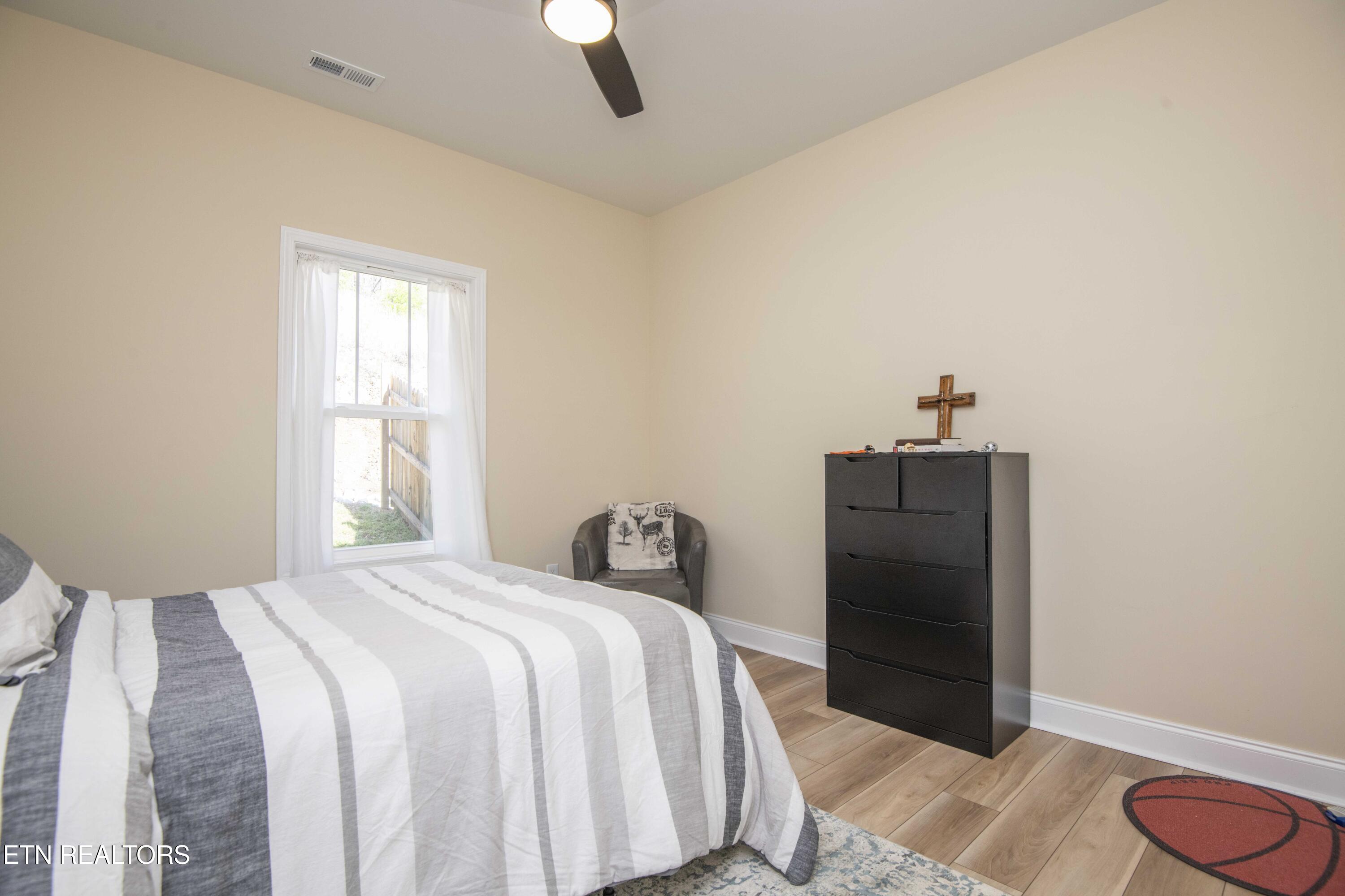 100 Claude Steadman Place Clinton, TN 37716 - Photo 36 of 43 third bed_1