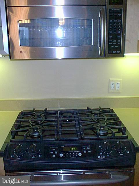 2434 Ontario Road Northwest, Unit 2 Washington, DC 20009 - Photo 8 of 27 a close view of stove