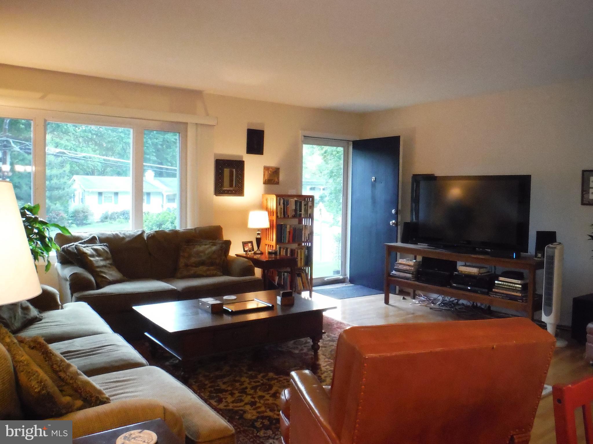 8105 Karl Road Alexandria, VA 22308 - Photo 5 of 20 Living Room