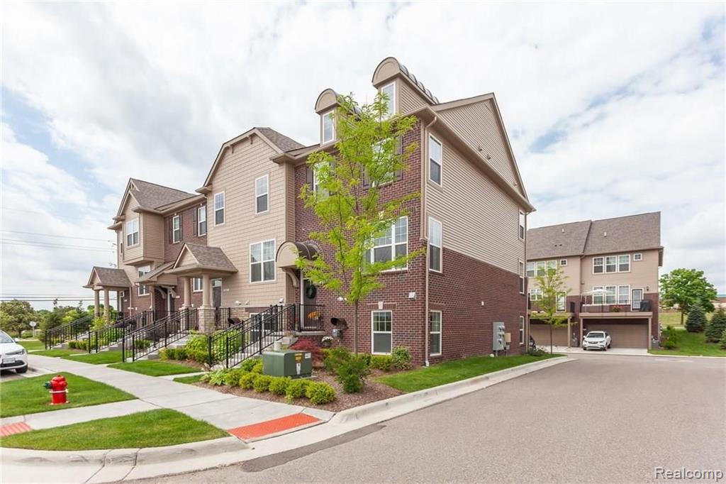 2617 Helmsdale Circle, Unit 62 Rochester Hills, MI 48307 - Photo 1 of 32