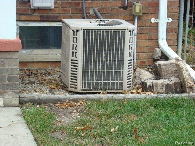 1841 Roslyn Road Grosse Pointe, MI 48236 - Photo 20 of 20 york ac.JPG