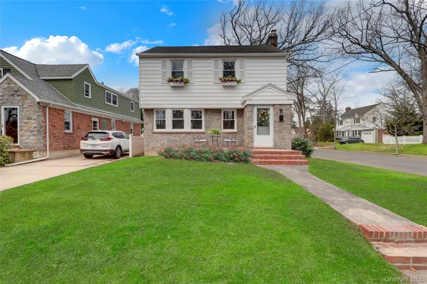 $789,000 | 31 Carol Street, Lynbrook, NY 11563