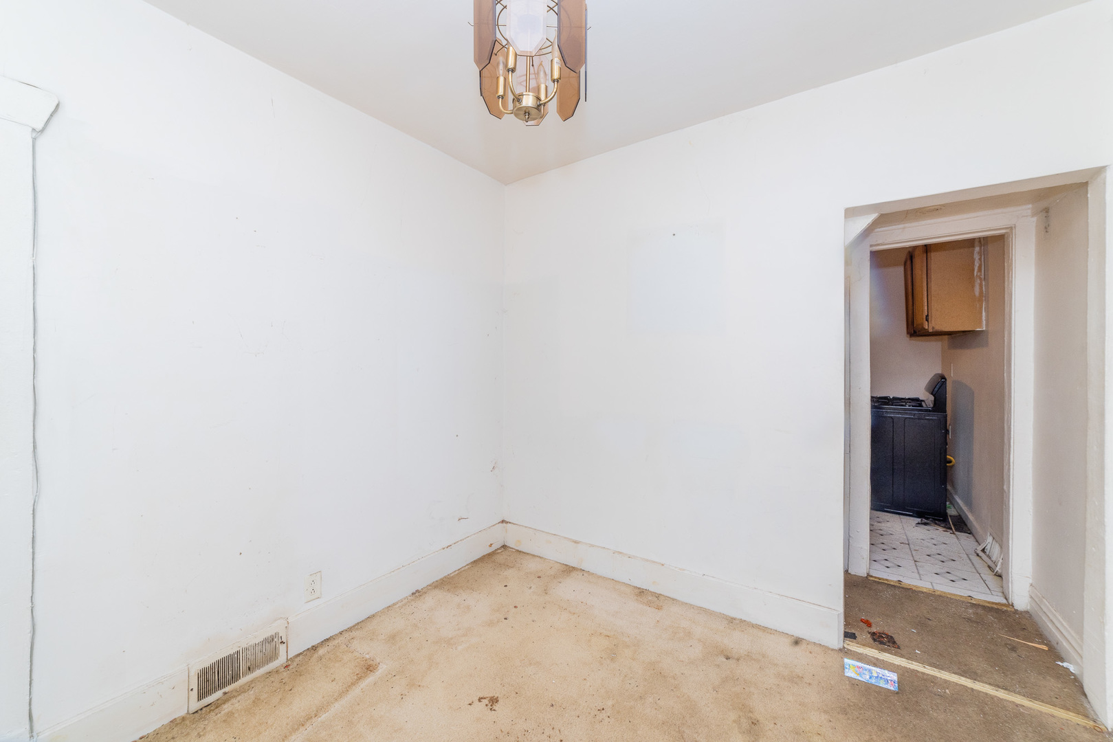 9154 South May Street Chicago, IL 60620 - Photo 11 of 40 a view of a hallway with closet