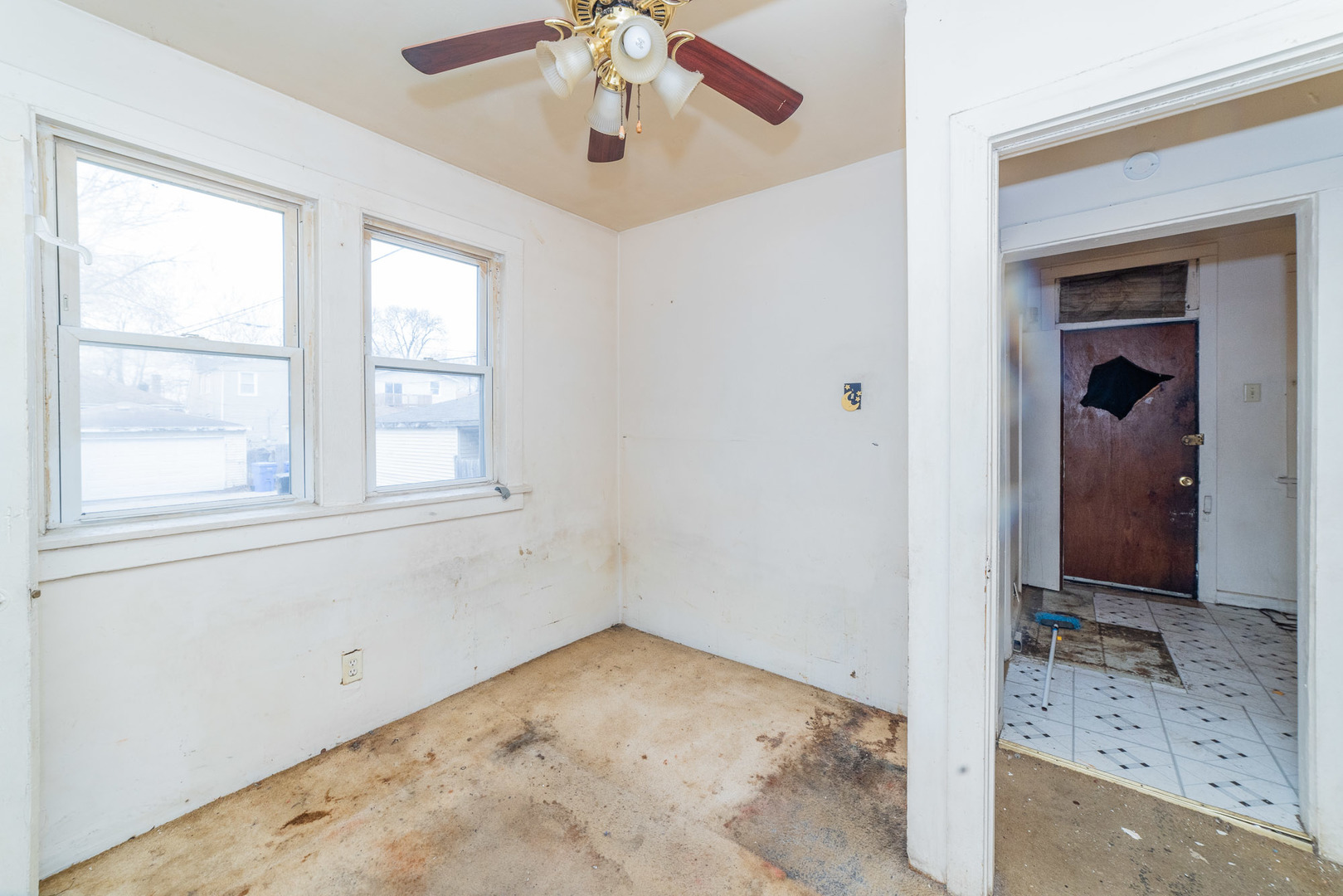 9154 South May Street Chicago, IL 60620 - Photo 12 of 40 an empty room with chandelier fan