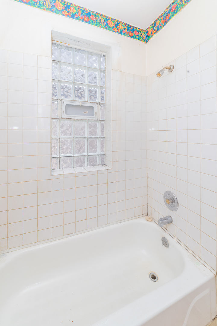 9154 South May Street Chicago, IL 60620 - Photo 16 of 40 a bathroom with a bathtub