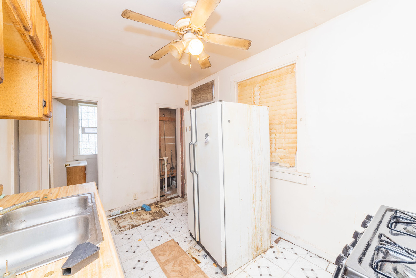 9154 South May Street Chicago, IL 60620 - Photo 17 of 40 a very nice looking room with a large window