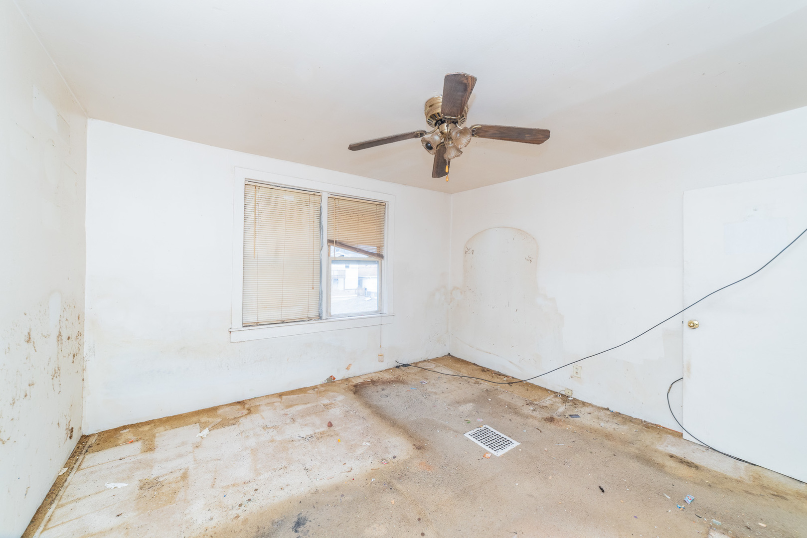 9154 South May Street Chicago, IL 60620 - Photo 20 of 40 a view of a big room with carpet and windows