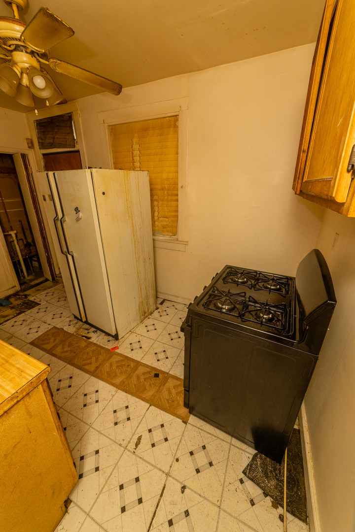 9154 South May Street Chicago, IL 60620 - Photo 27 of 40 a view of bathroom