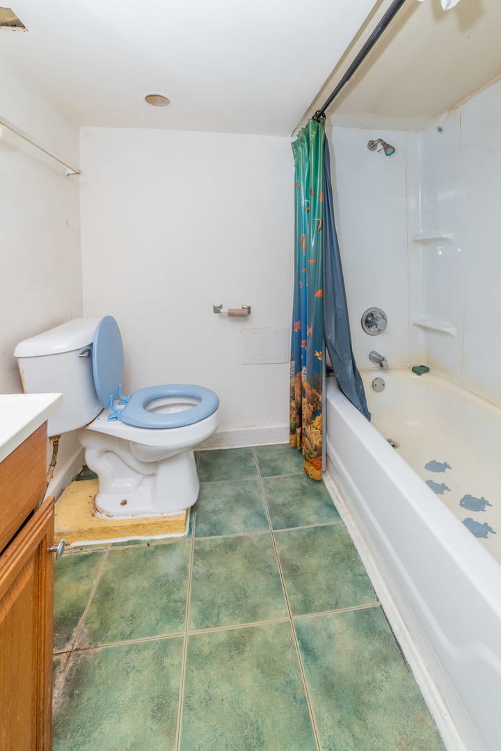 9154 South May Street Chicago, IL 60620 - Photo 29 of 40 a bathroom with a bathtub and a toilet