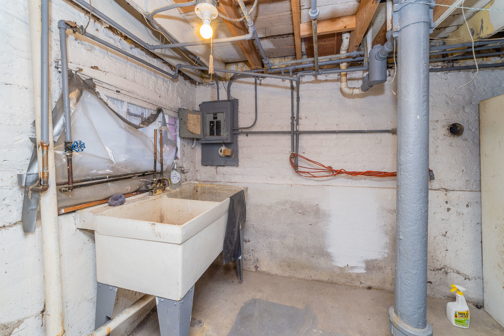 9154 South May Street Chicago, IL 60620 - Photo 30 of 40 a bathroom with a sink and mirror