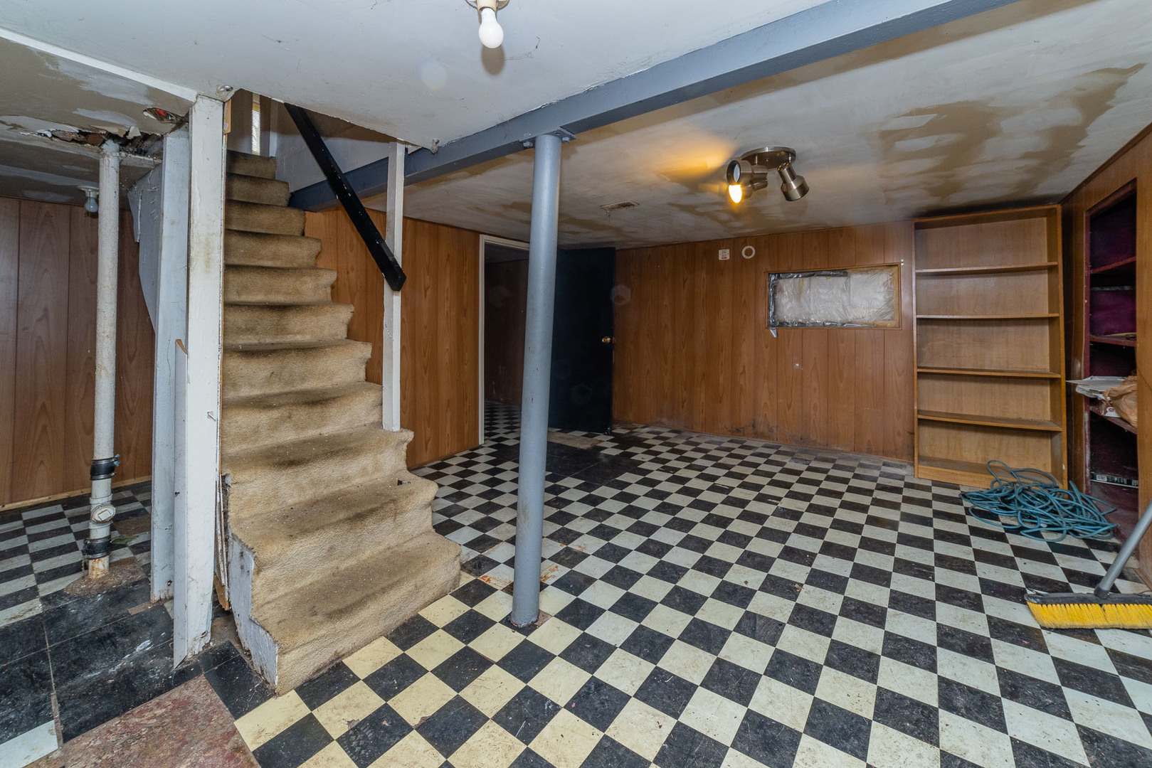 9154 South May Street Chicago, IL 60620 - Photo 33 of 40 a view of a black and white checkered floor