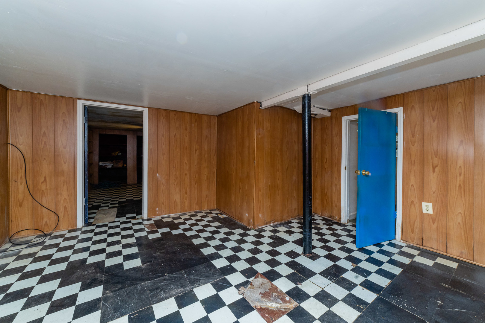 9154 South May Street Chicago, IL 60620 - Photo 34 of 40 a black and white wall with a large mirror
