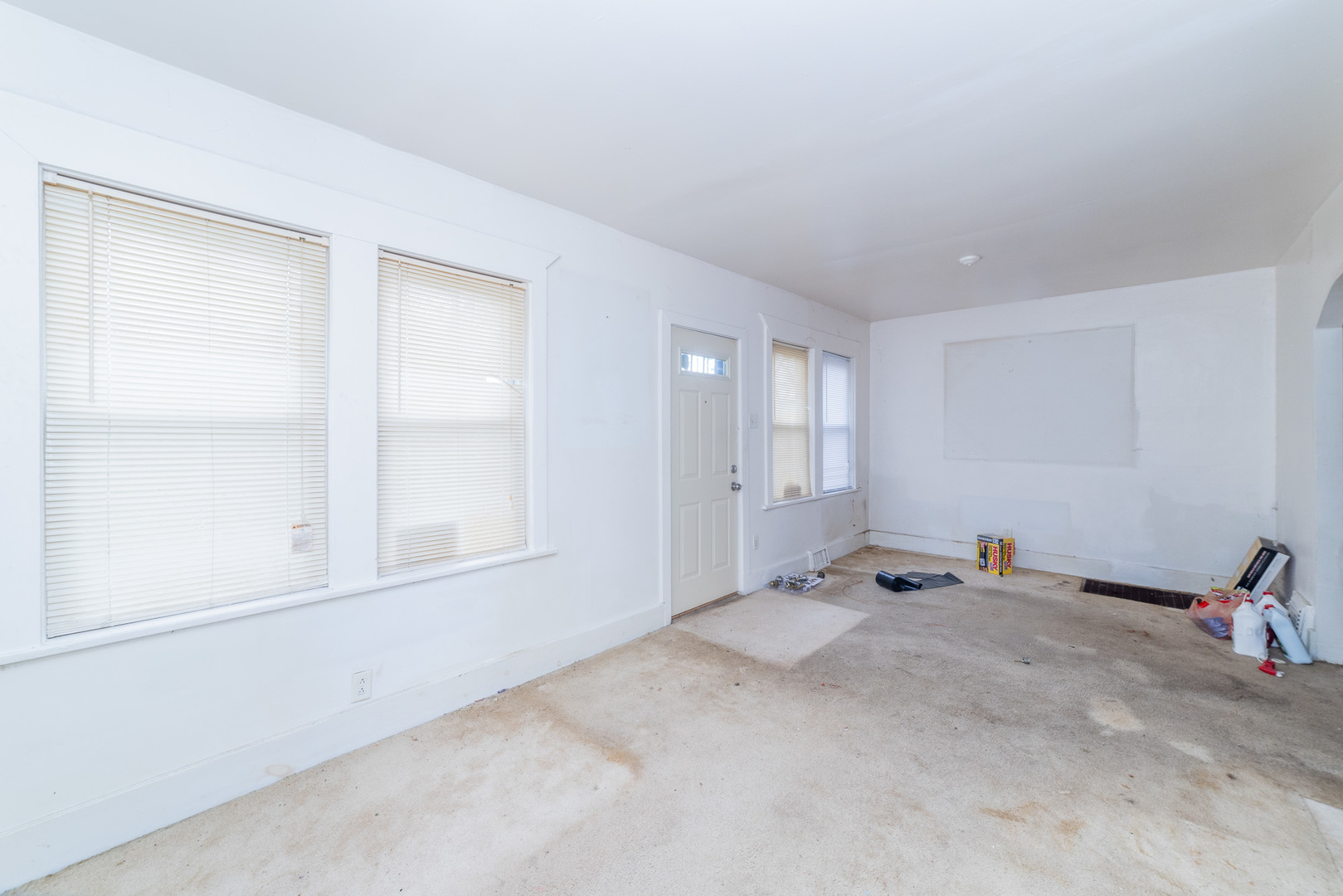 9154 South May Street Chicago, IL 60620 - Photo 8 of 40 a view of an empty room with a window