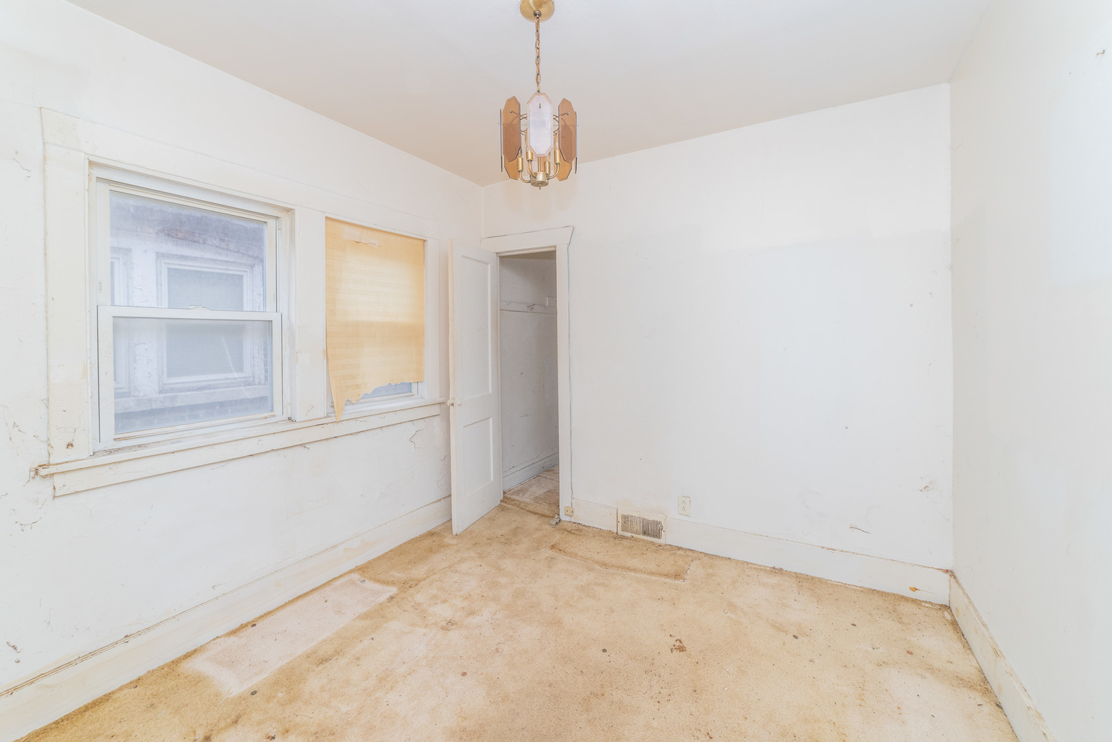 9154 South May Street Chicago, IL 60620 - Photo 9 of 40 a view of empty room with windows