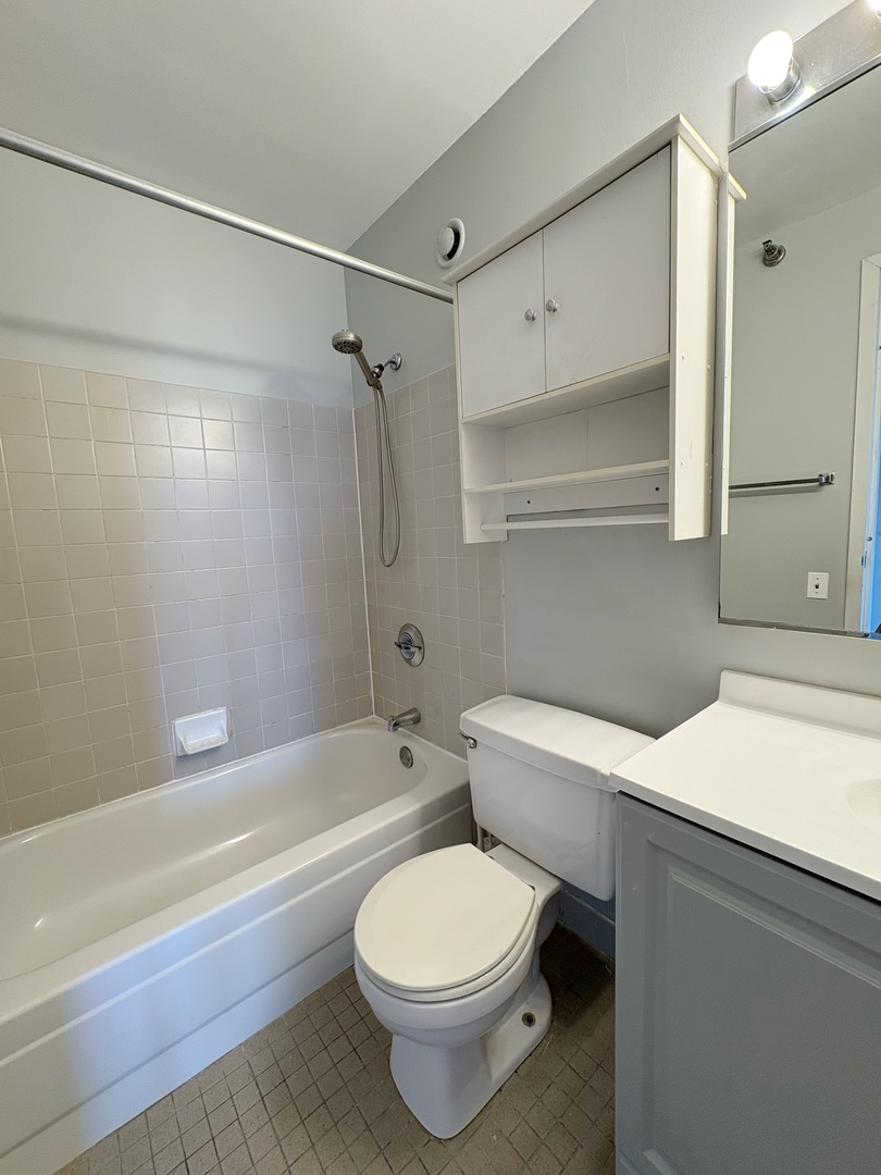 1122 North Clark Street, Unit 1702 Chicago, IL 60610 - Photo 12 of 18