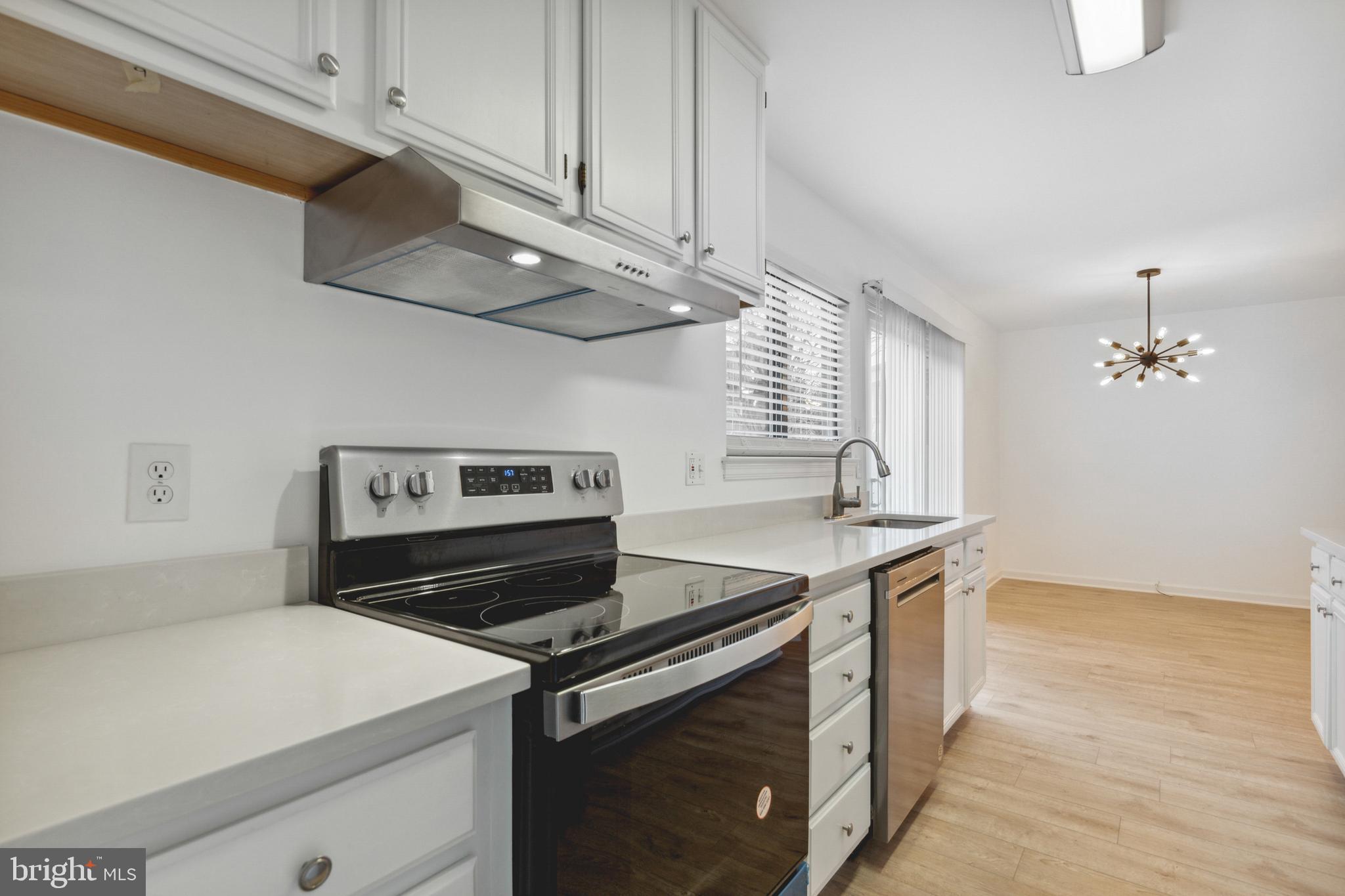 1008 Trinity Gate Street Herndon, VA 20170 - Photo 11 of 36 Range with Exhaust Hood