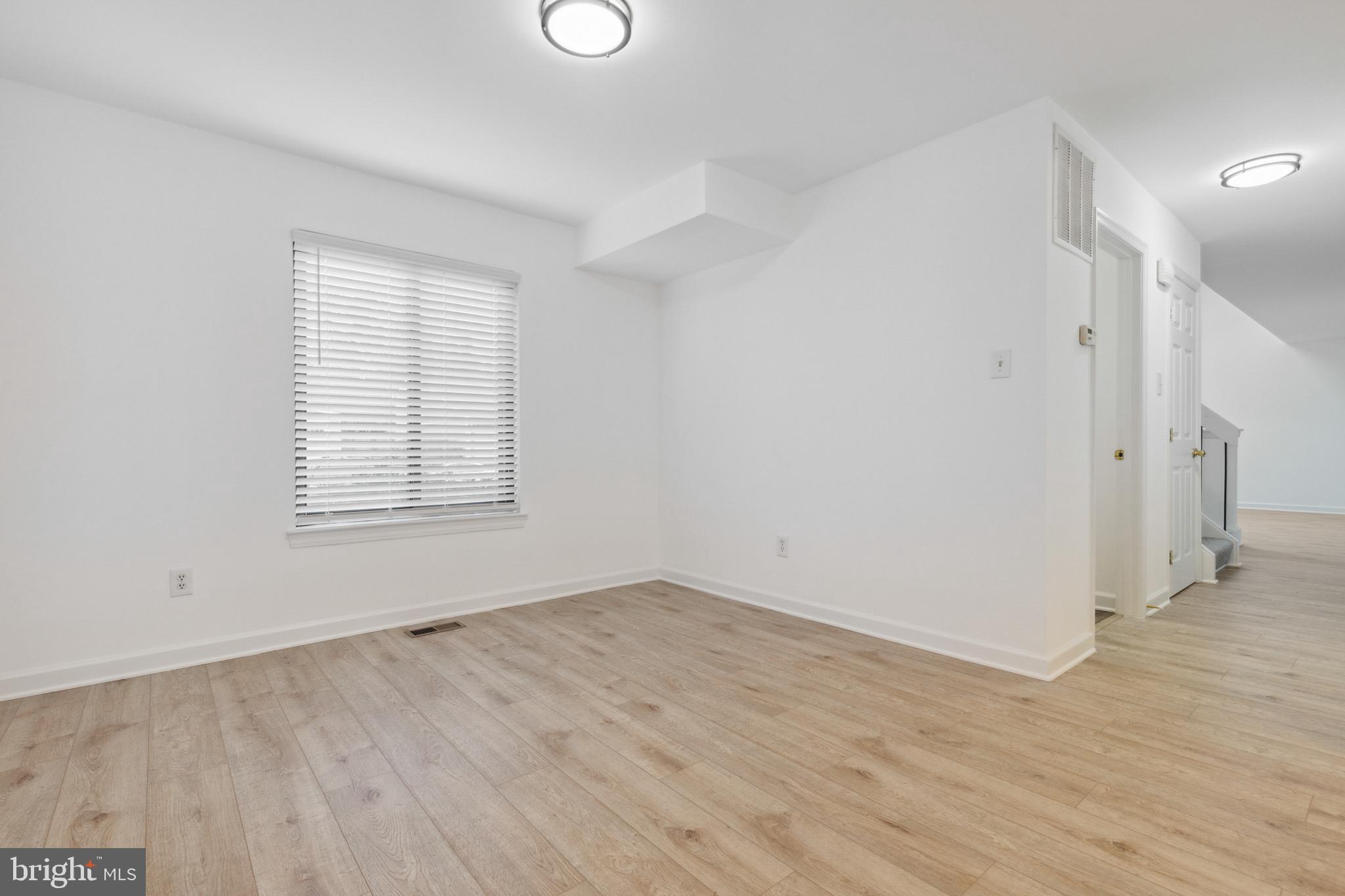 1008 Trinity Gate Street Herndon, VA 20170 - Photo 14 of 36 Living Room