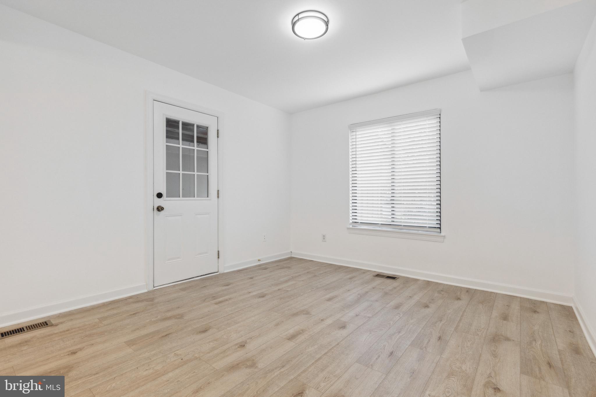 1008 Trinity Gate Street Herndon, VA 20170 - Photo 15 of 36 Living Room
