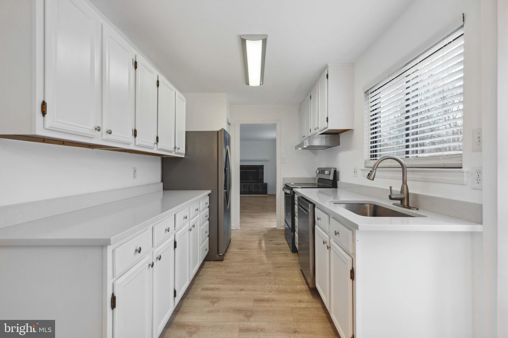 1008 Trinity Gate Street Herndon, VA 20170 - Photo 8 of 36 Updated Kitchen