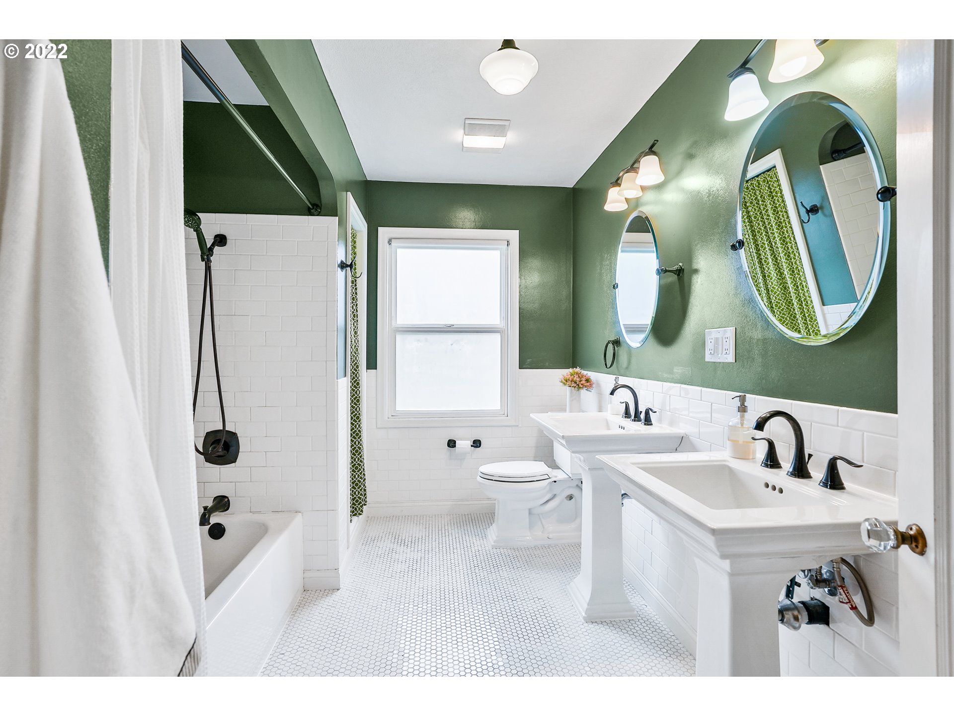605 Southwest Moss Street Portland, OR 97219 - Photo 20 of 32 Gallery Image 20