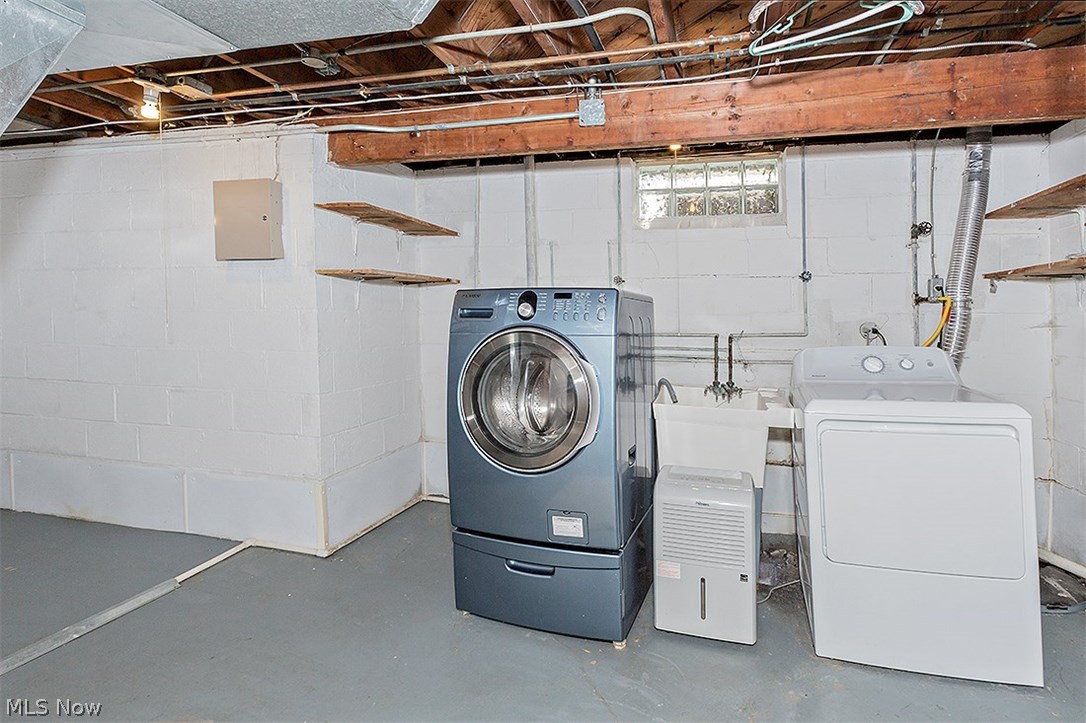 4024 Charlton Road Cleveland, OH 44121 - Photo 32 of 35
