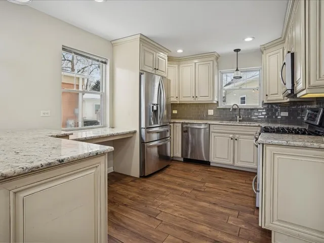 $649,900 | 701 Willis Street, Glen Ellyn, IL 60137