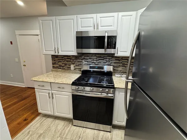 $2,400 | 38 Freebody Street, Unit 206, Newport, RI 02840