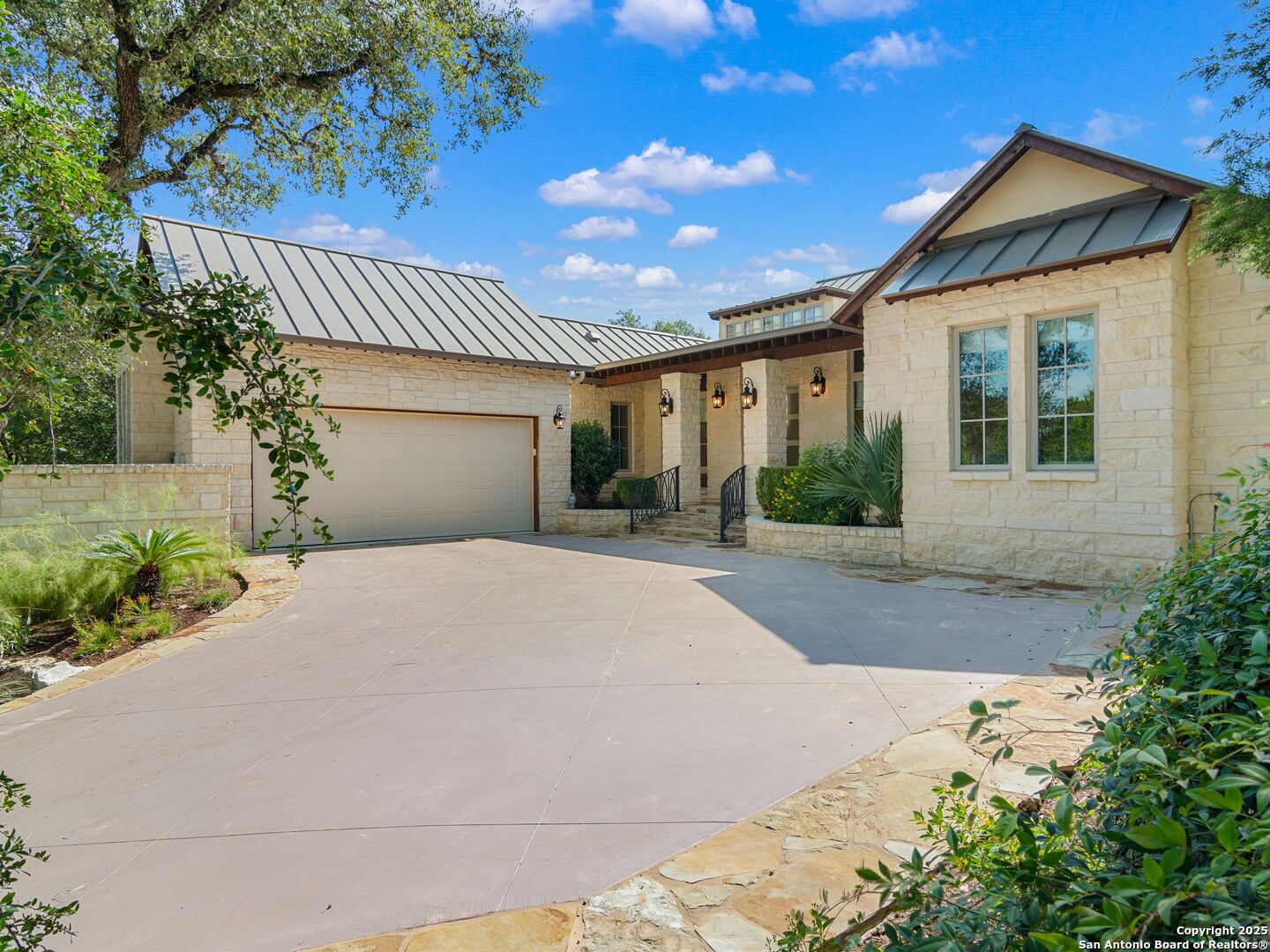 110 Manorbrook San Antonio, TX 78230 - Photo 3 of 40 a front view of a house with garden