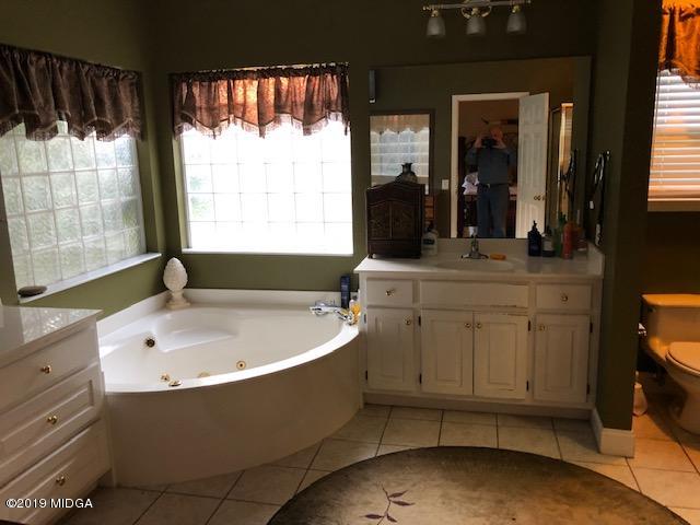 577 Old Popes Ferry Road Juliette, GA 31046 - Photo 23 of 49 a bathroom with a bathtub and a sink