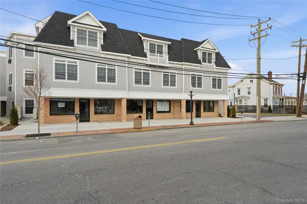 $3,200 | 180 Deer Park Avenue, Unit 202, Babylon, NY 11702