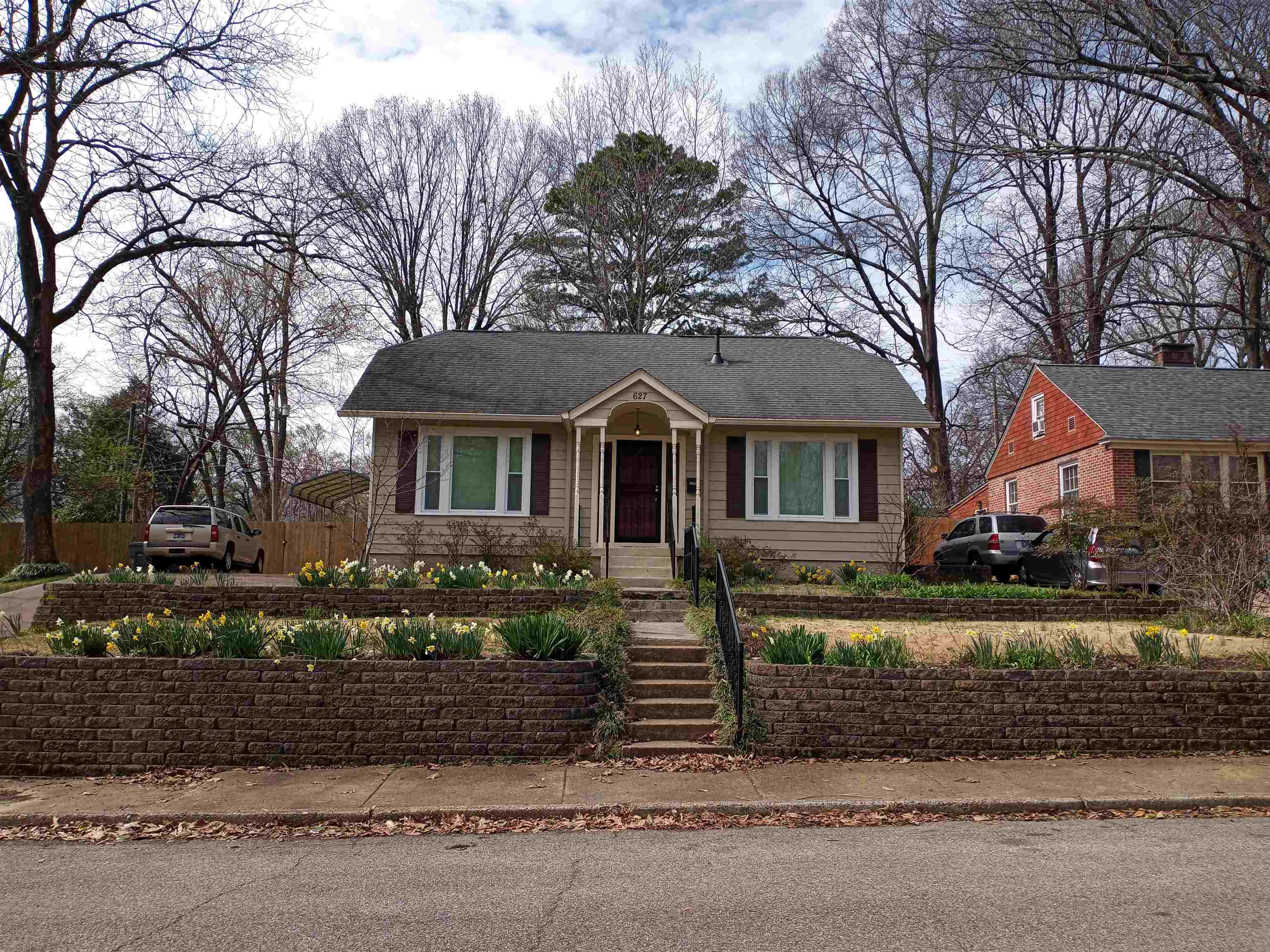 627 Watson Street Memphis, TN 38111 - Photo 30 of 35 a front view of a house with a garden
