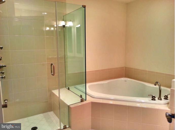 1781 Chain Bridge Road, Unit 401 McLean, VA 22102 - Photo 20 of 30 Kitchen