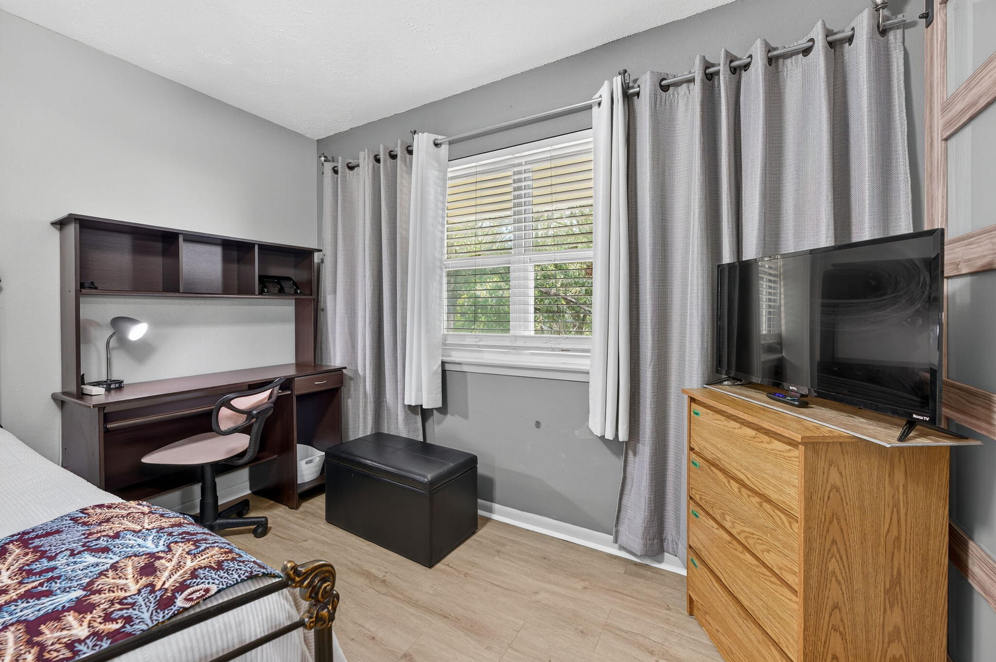 14 6th Street Shalimar, FL 32579 - Photo 33 of 64 a living room with furniture and a flat screen tv