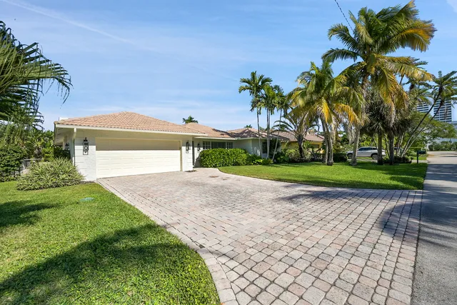 a view of an entryway with a house