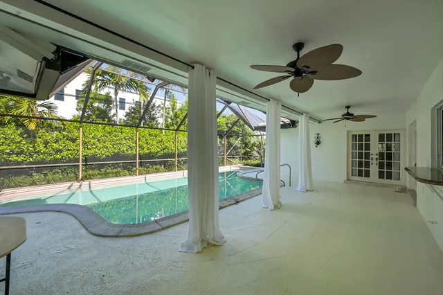a view of an front door and porch