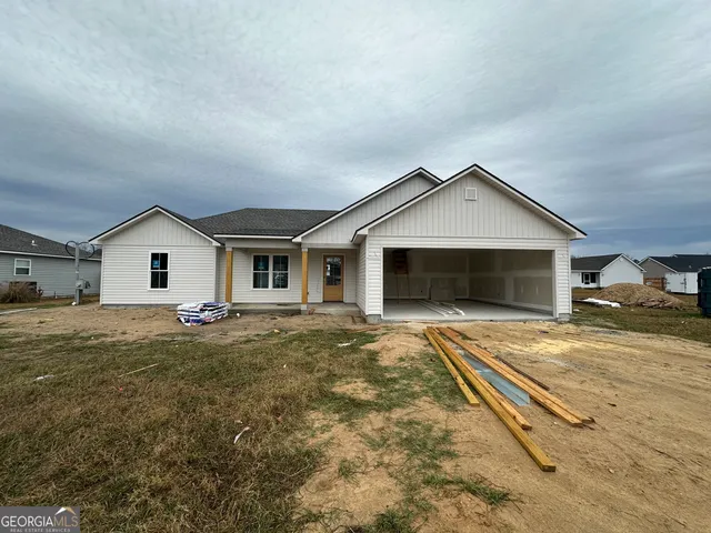a view of a house with backyard and a yard