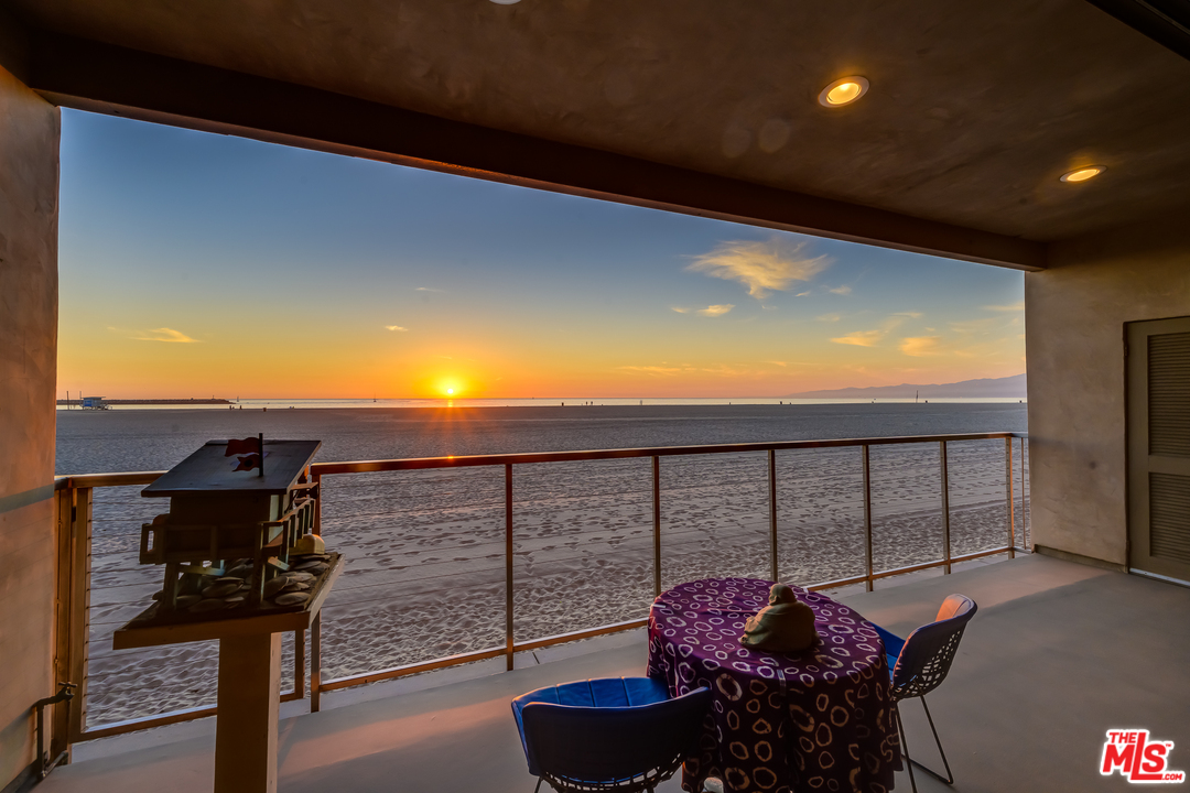 1 Spinnaker Street, Unit 2 Marina del Rey, CA 90292 - Photo 9 of 33 a living room with furniture