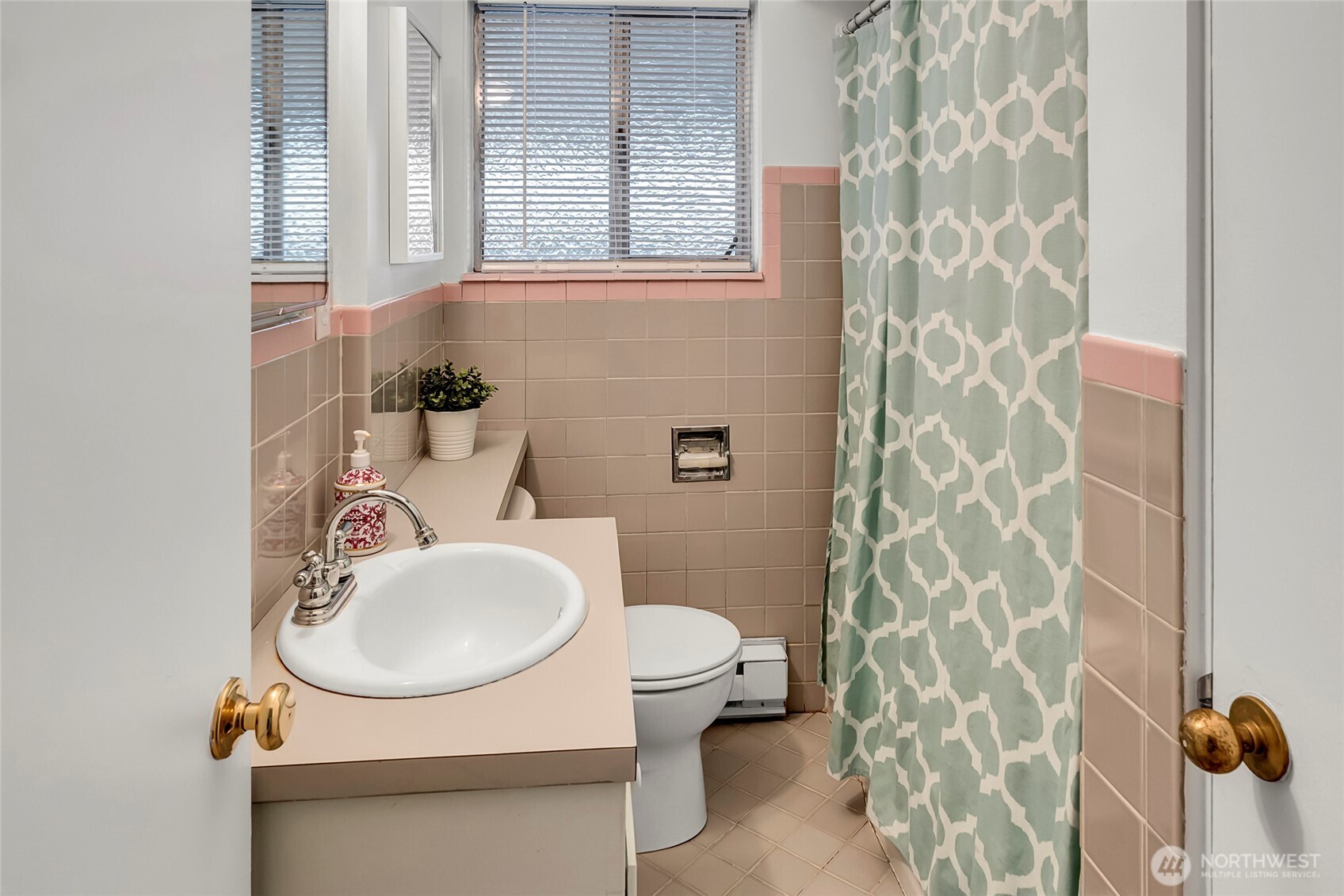 4606 Northeast 47th Street Seattle, WA 98105 - Photo 13 of 36