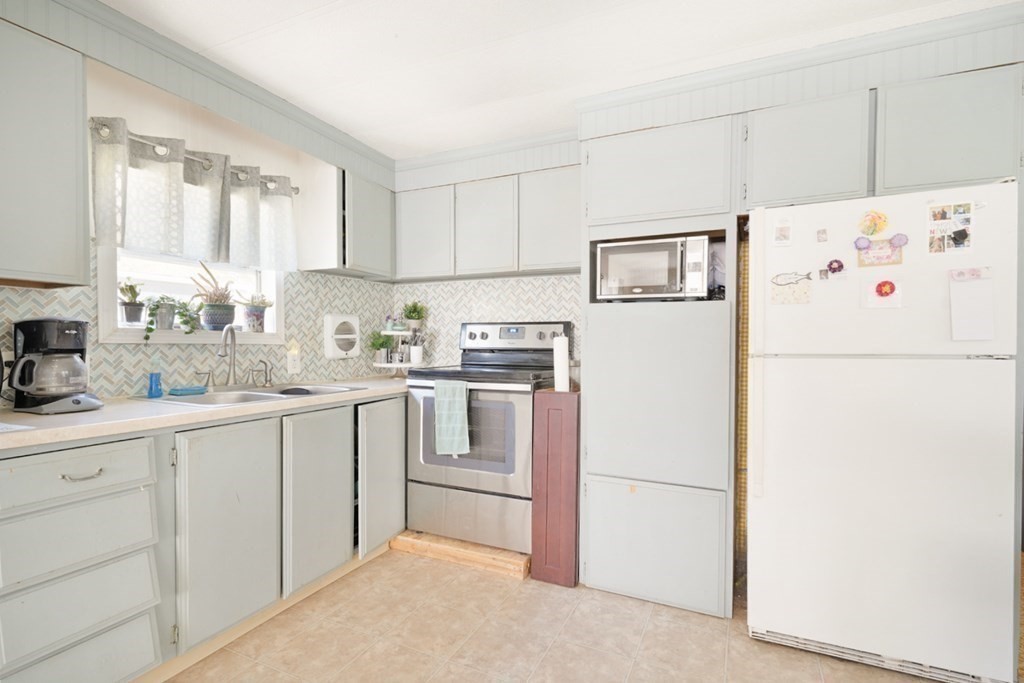 46 Willow Tree Drive Attleboro, MA 02703 - Photo 10 of 14