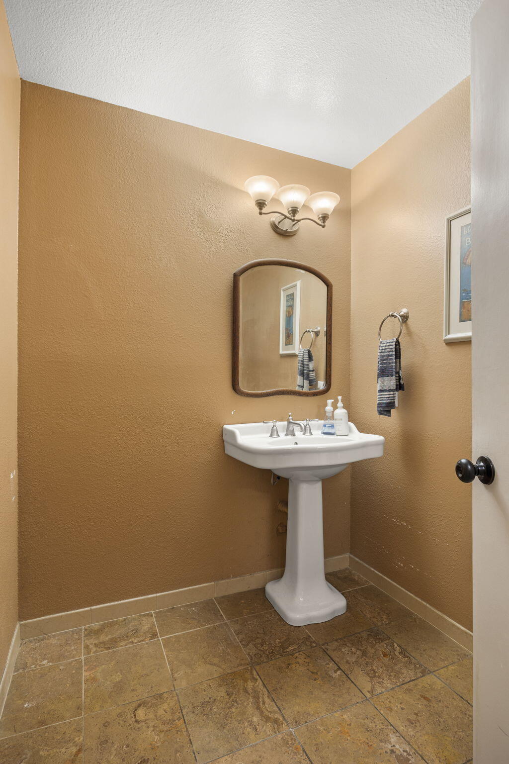 4413 Catlin Circle, Unit B Carpinteria, CA 93013 - Photo 20 of 23 a bathroom with a sink a mirror and bathtub