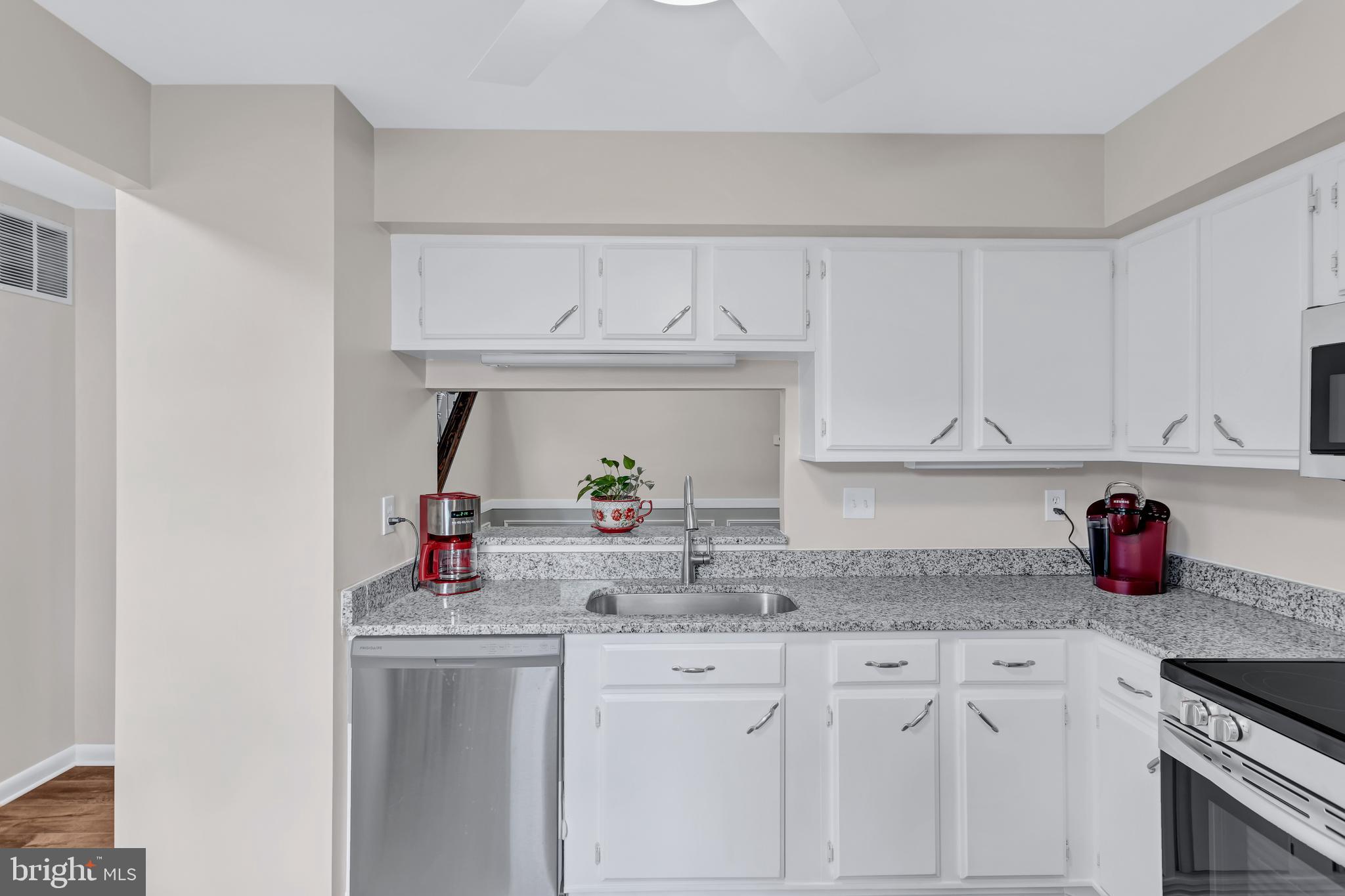 9140 Canterbury Riding Laurel, MD 20723 - Photo 7 of 30