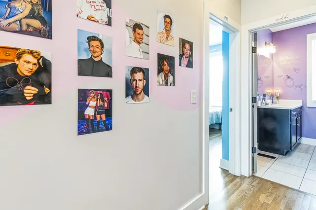 a room with lots of lights