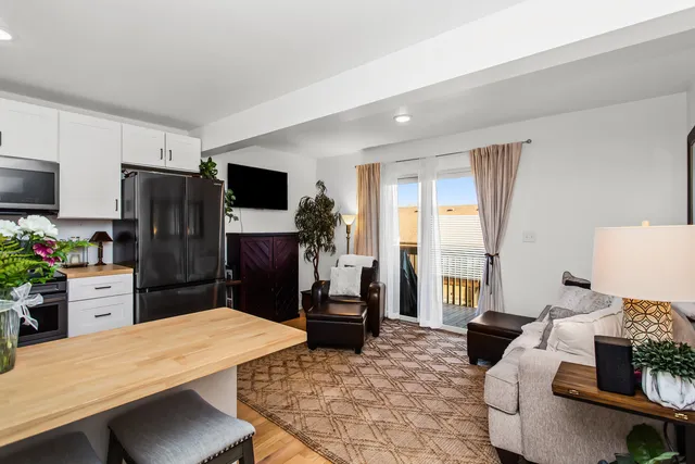 $117,000 | 55 Vail Colony, Unit 6, Fox Lake, IL 60020