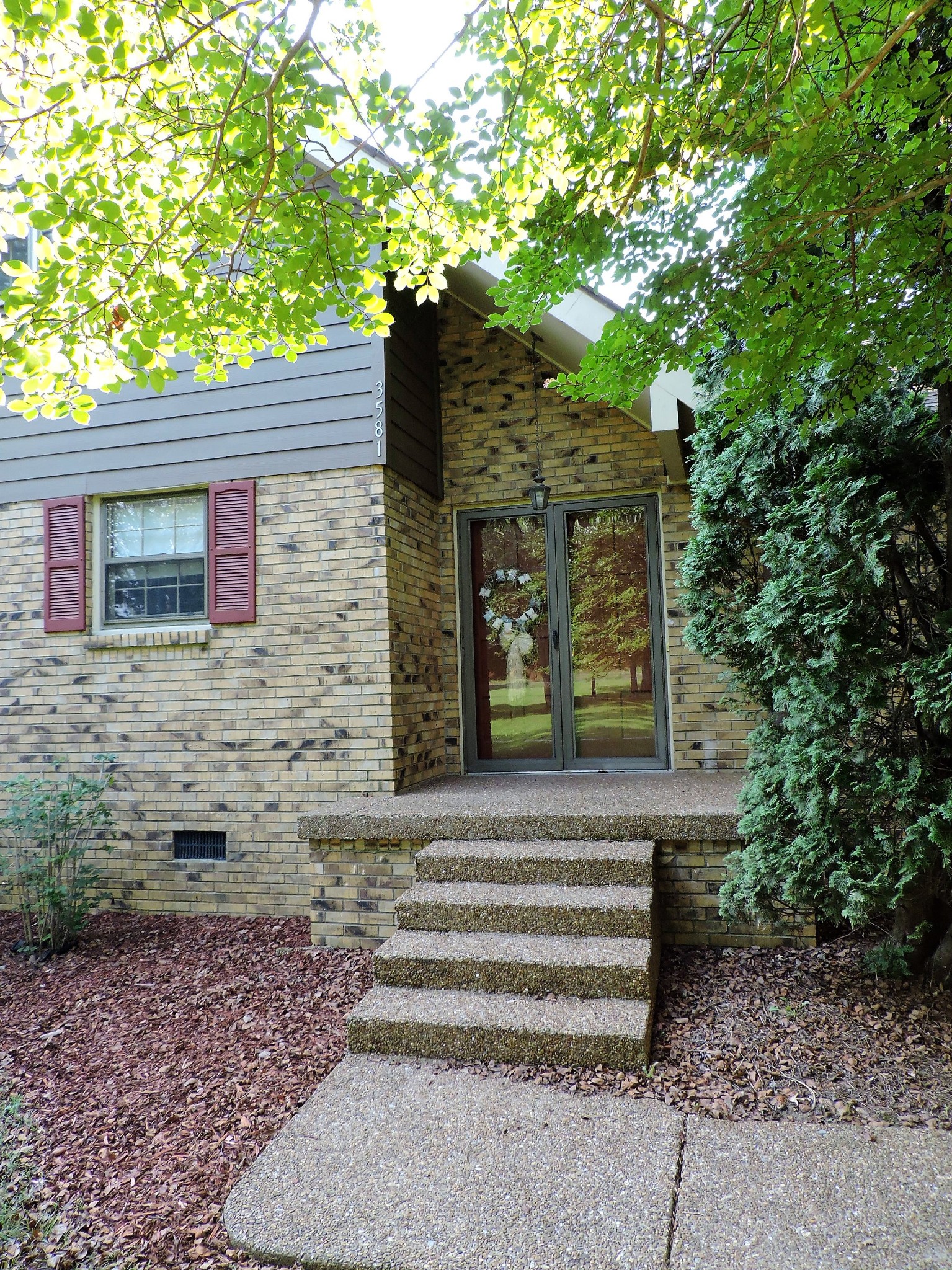 3581 Franklin Road Lebanon, TN 37090 - Photo 5 of 42 a front view of a house with garden