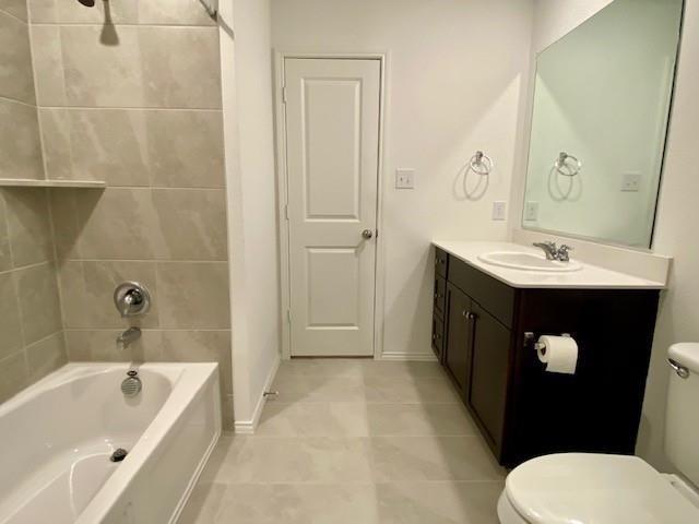 3232 Peyton Lila Road Dallas, TX 75212 - Photo 12 of 17 a bathroom with a sink a toilet and bathtub