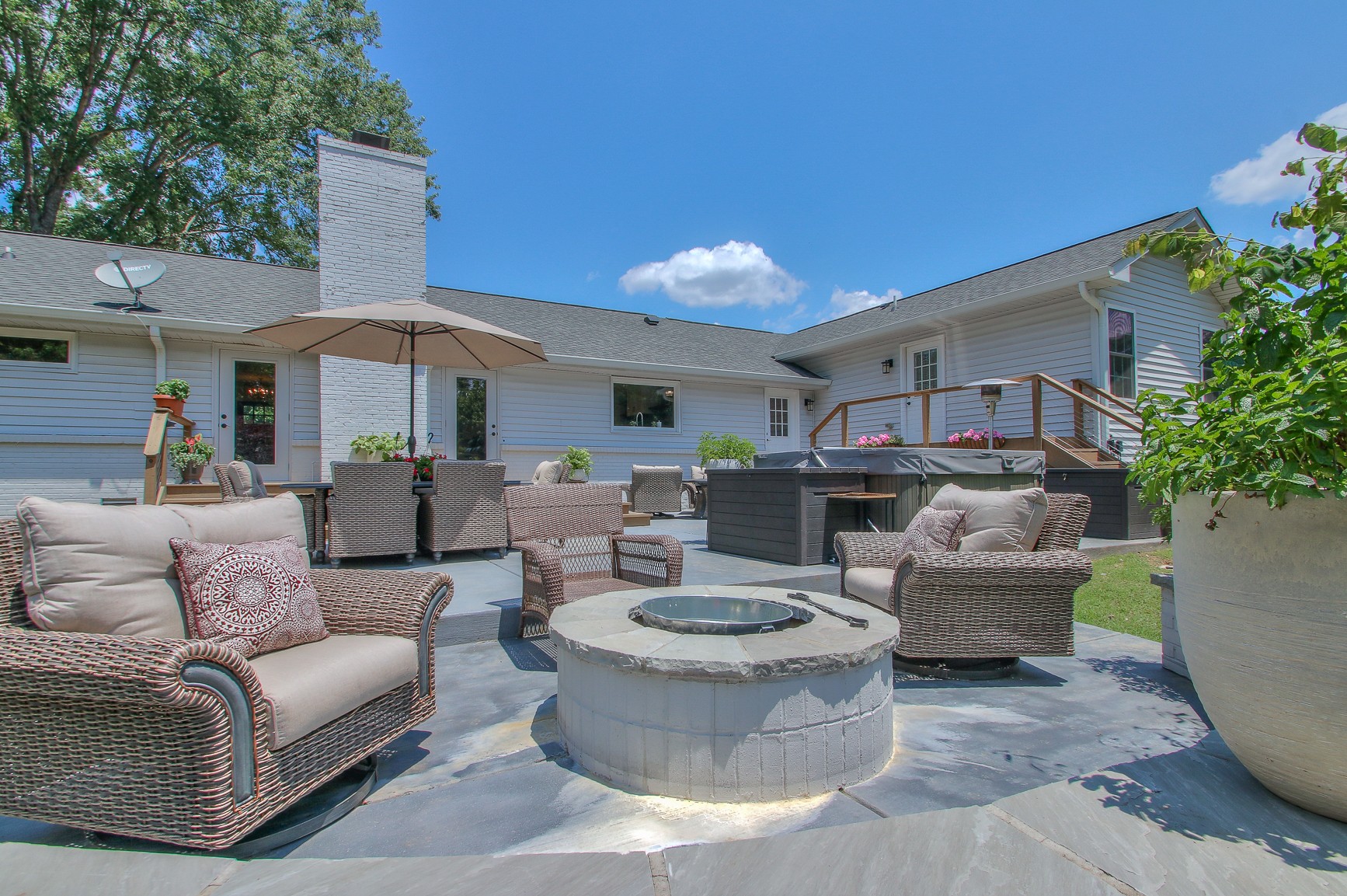 183 Lancaster Drive Franklin, TN 37064 - Photo 43 of 50 a living room with furniture and a potted plant